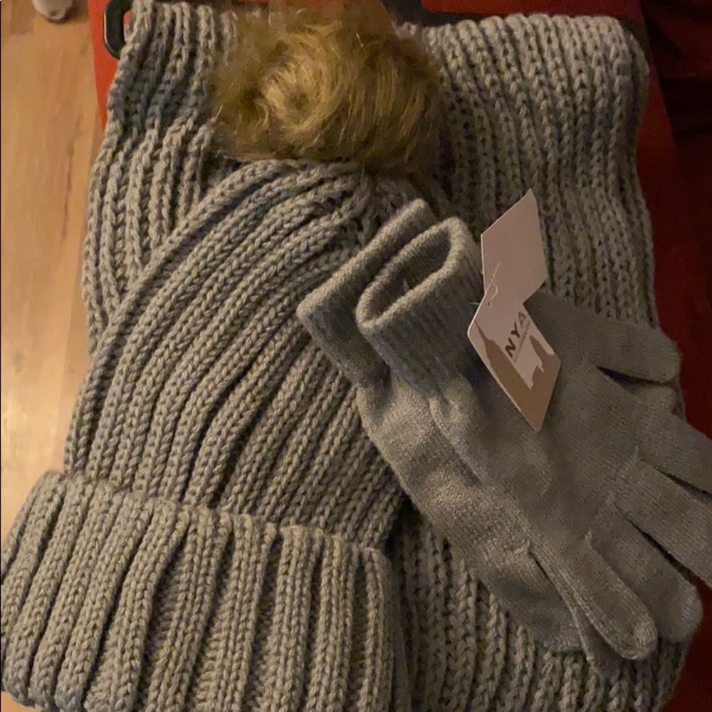 Set with gloves, hat and scarf